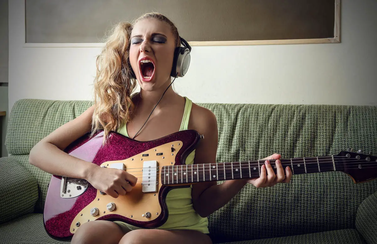 girl with guitar on lounge