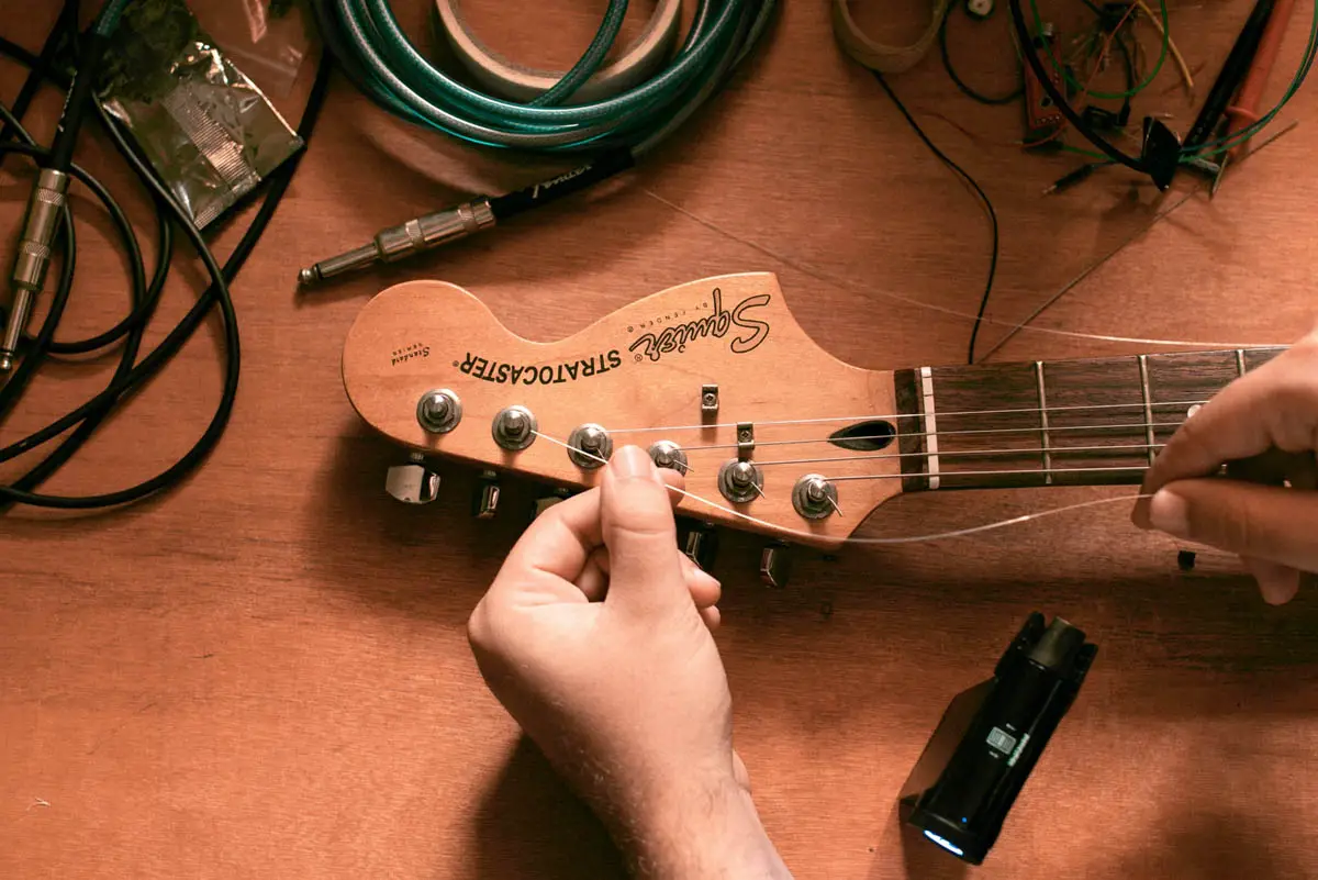 Stringing a Stratocaster with string trees